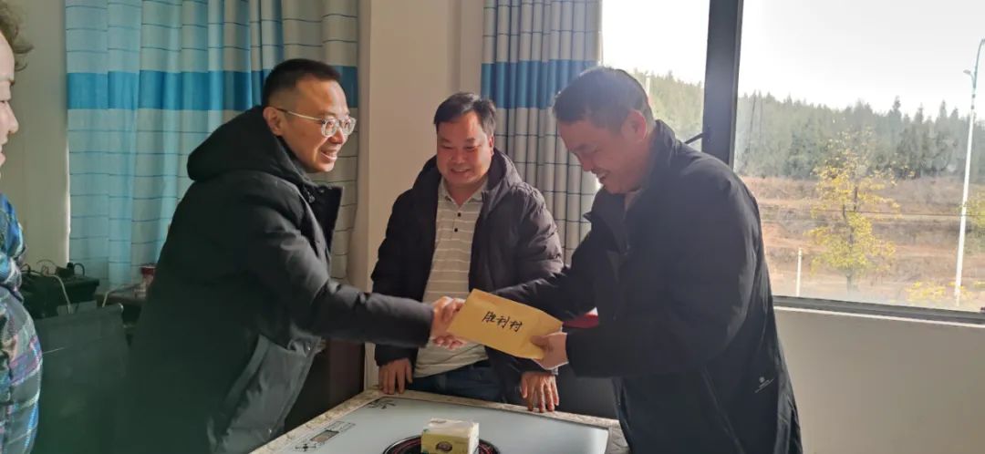 能礦錳業(yè)開(kāi)展春節(jié)慰問(wèn)貧困村活動(dòng)