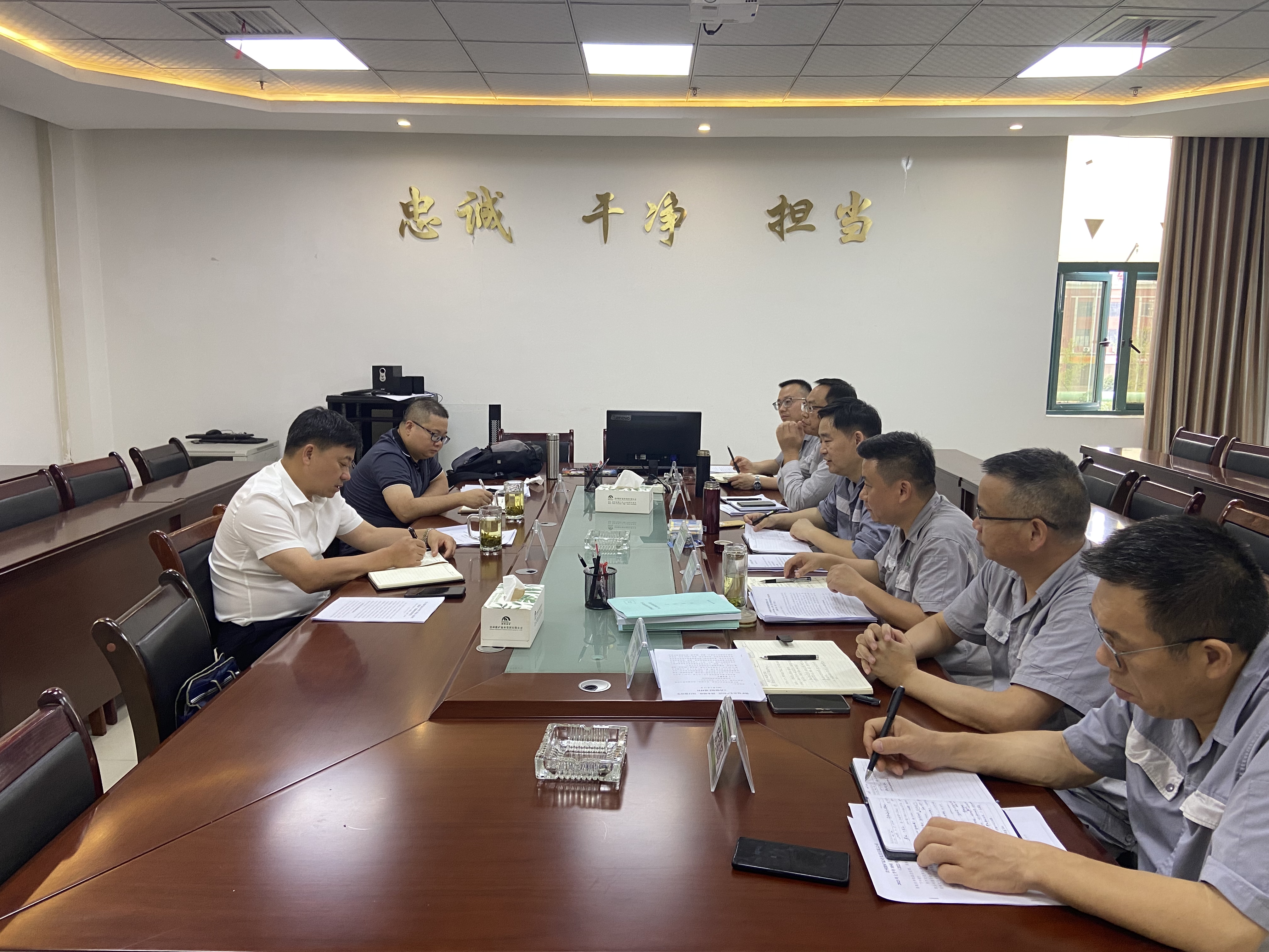 西南能礦集團(tuán)黨委委員、副總經(jīng)理李凱到能礦錳業(yè)調(diào)研生產(chǎn)經(jīng)營(yíng)、降本增效等工作