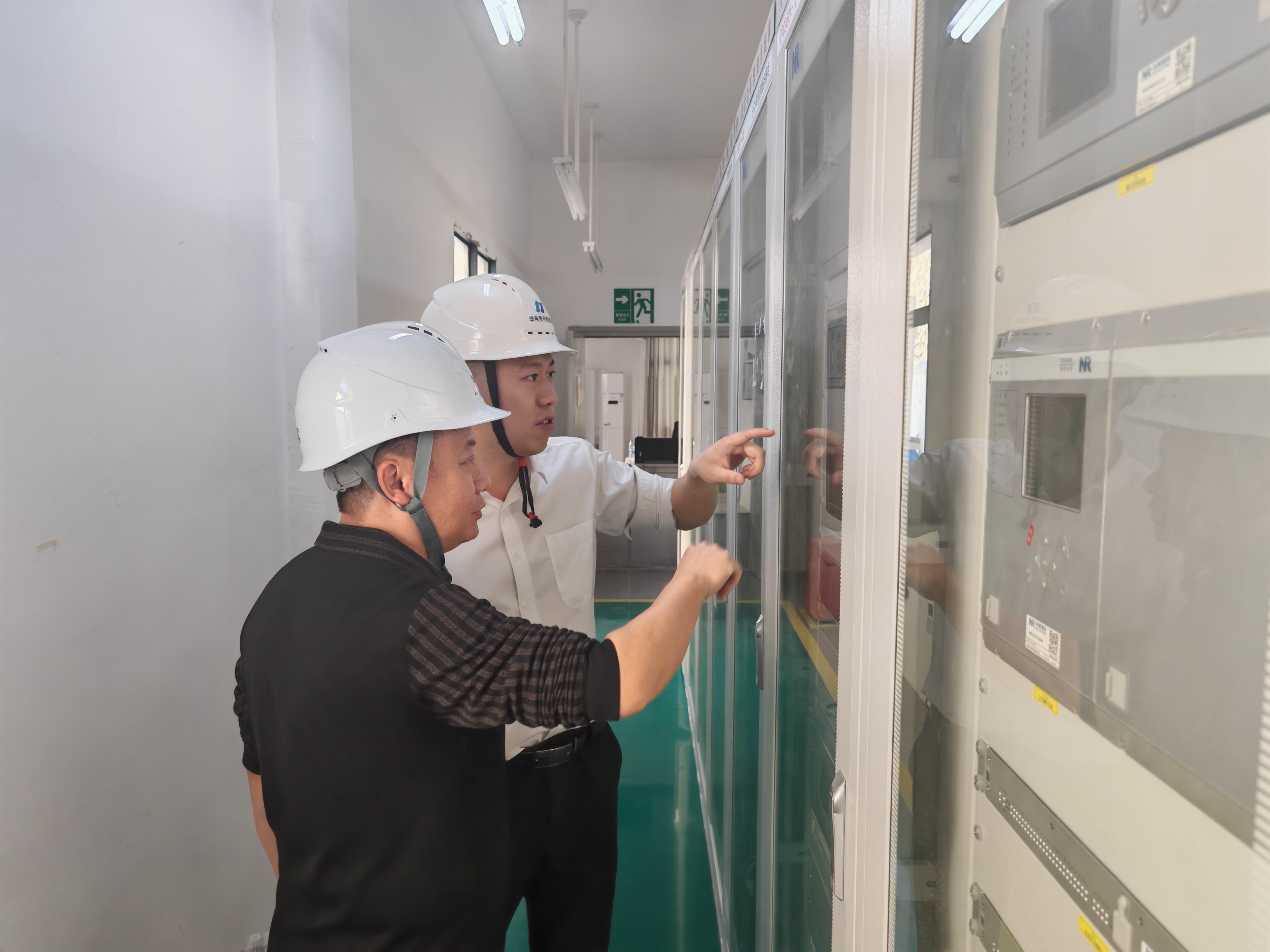  能礦錳業(yè)黨委副書(shū)記、總經(jīng)理?xiàng)钋◣ш?duì)到里懷村了解扶貧情況并考察光伏項(xiàng)目