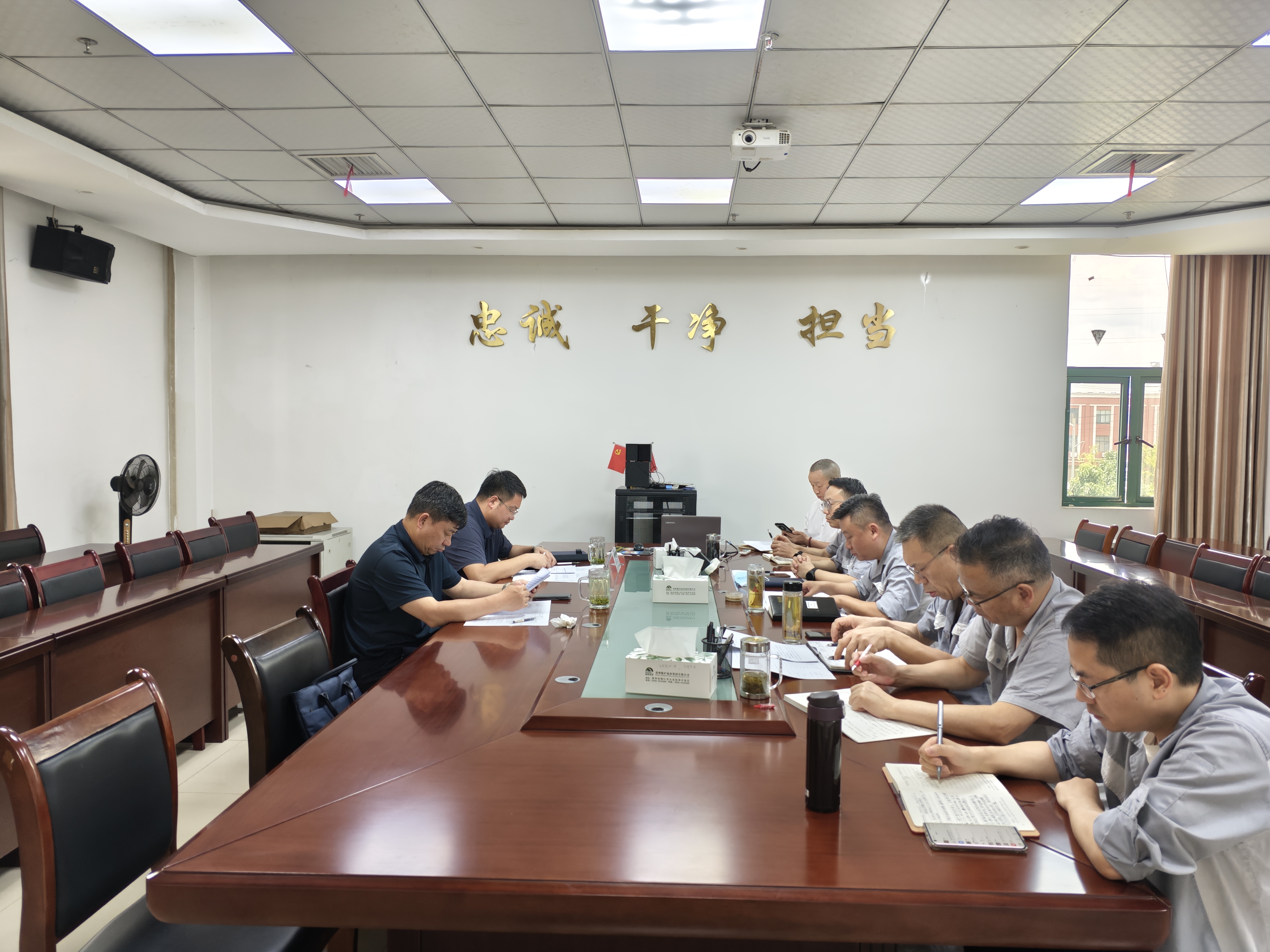 集團黨委委員、副總經理李凱到能礦錳業調研安全生產并開展“夏送清涼”慰問活動