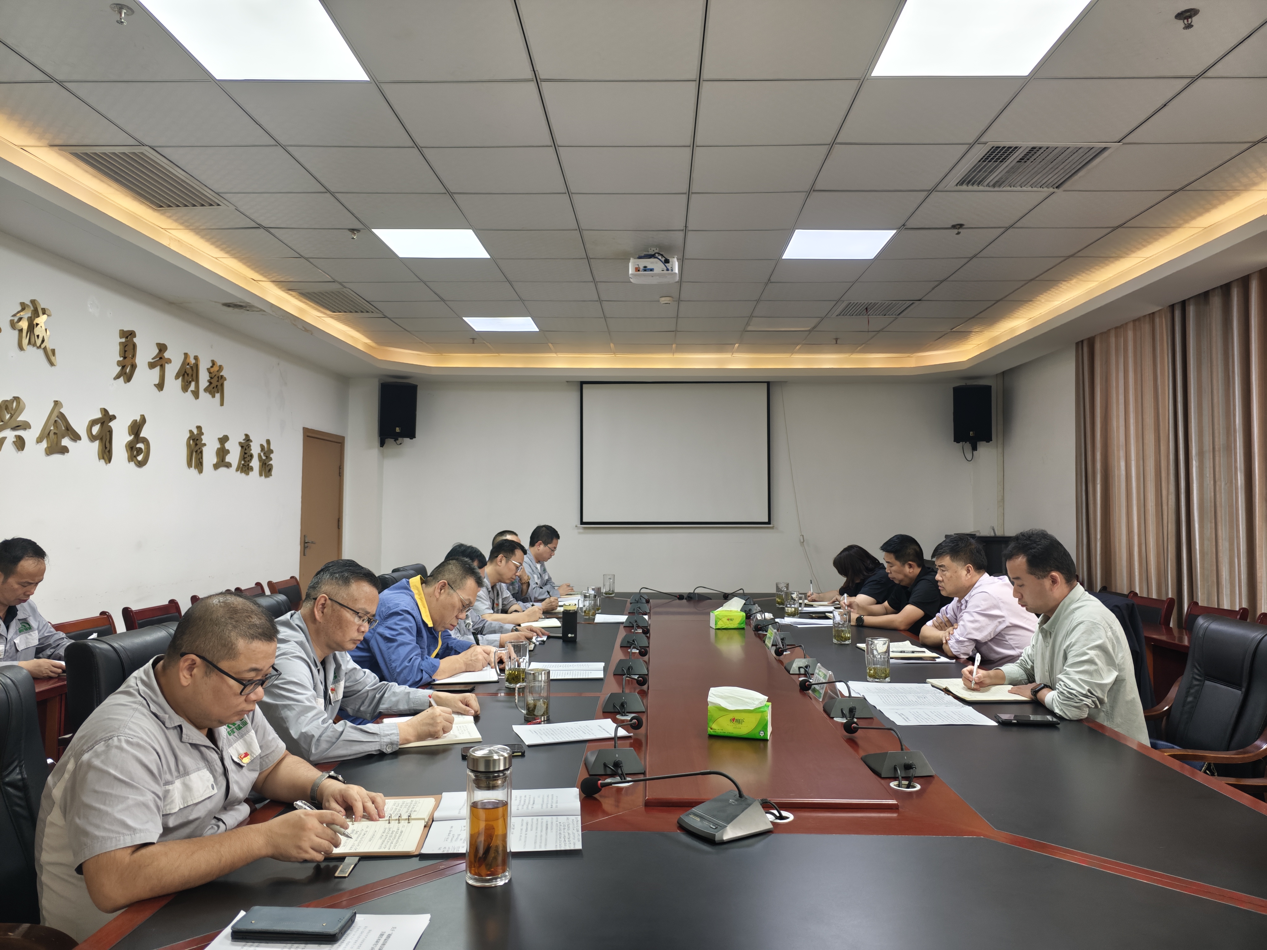 集團黨委書記、董事長、總經理趙震海到能礦錳業調研生產經營、招商引戰等工作