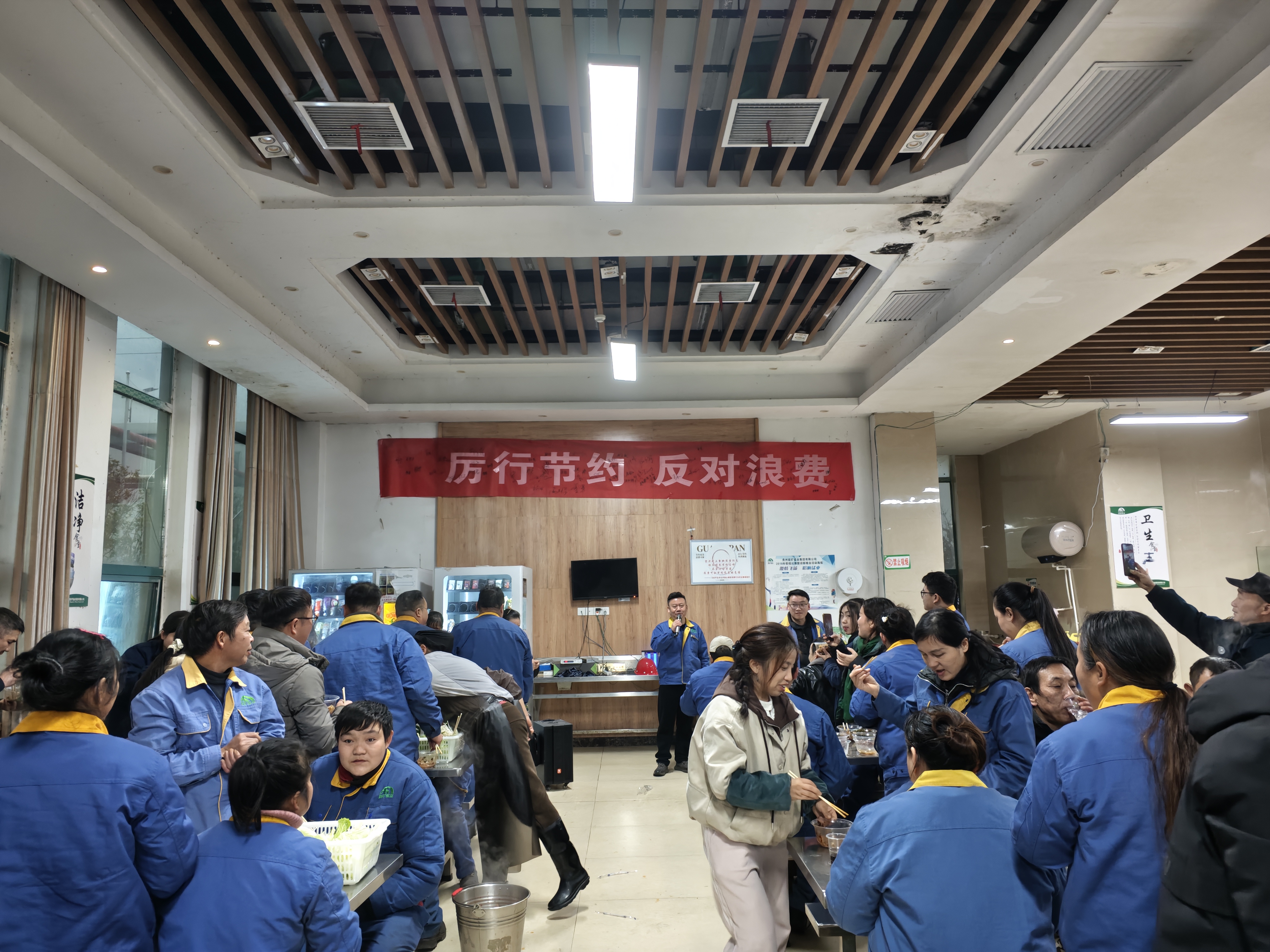 濃情冬至 共賞民俗 ——能礦錳業舉辦“包餃子 吃羊肉”暖心活動